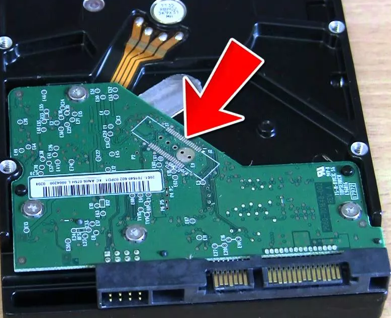 Почему пропадает жесткий диск. Жесткий диск снизу. Платы жестких дисков (HDD). HDD не определяется. Сломанный жесткий диск.
